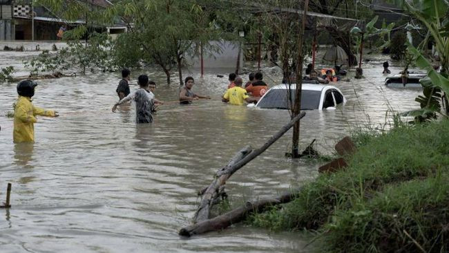 Banjir Blega Bangkalan Berangsur Surut, Warga Mulai Bersihkan Lumpur