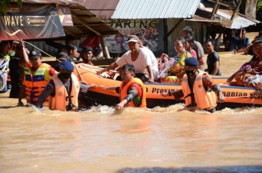 Polri Kirimkan Pasukan Brimob Tambahan ke Lokasi Banjir NTT