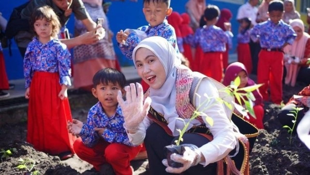 bunda-paud-provinsi-riau-henny-sasmita-wahid-dok-dinas-kominfotik-riau-1756895254836_169.jpg