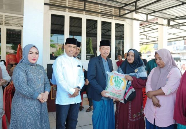 Bupati Rohil Bagikan 200 Paket Sembako dan Daging Qurban saat Perayaan Idul Adha 1444 H