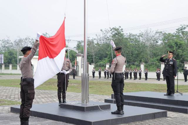 Pimpin Upacara HUT Kemerdekaan RI ke-78, Wakapolres Meranti Ajak Personel Teladani Semangat Pahlawan
