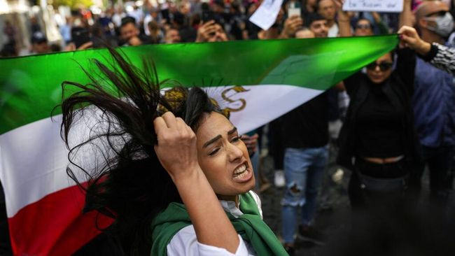 Maju Mundur Iran Bubarkan Polisi Moral yang Picu Demo Besar-besaran  