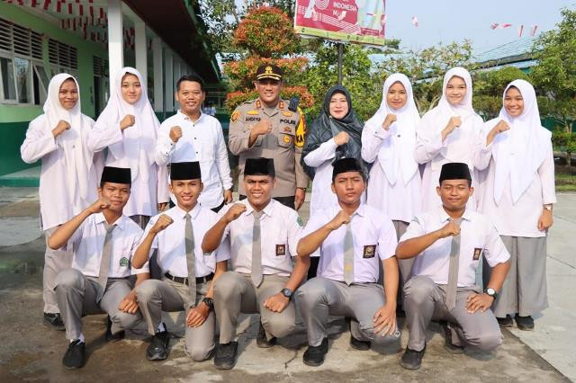 Police Goes to School, Kapolres Meranti dan Pju Ajak Siswa Jauhi Hal Negatif dan Jadi Pelopor Kesela