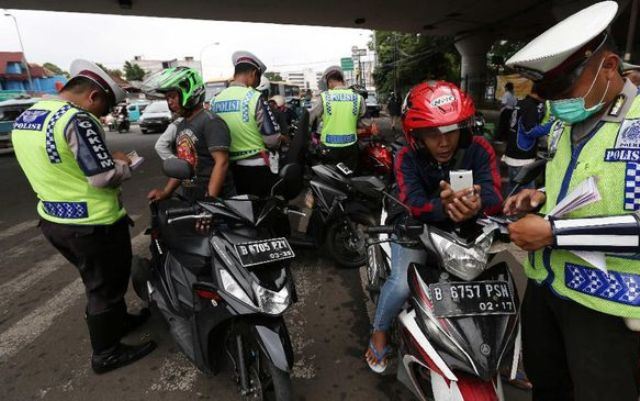 Polrestabes Surabaya Bantah Tilang Pesepeda Motor Pakai Sendal Jepit