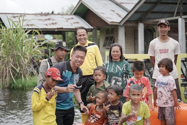 Saat Kunjungi Korban Banjir, Bupati Serahkan Bantuan Sembako Dan Ingatkan Warga Untuk Tetap Waspada.