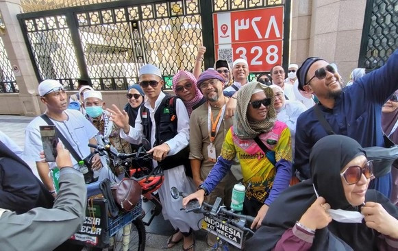 gowes-sampai-madinah-2-pesepeda-indonesia-disambut-jemaah_169.jpg