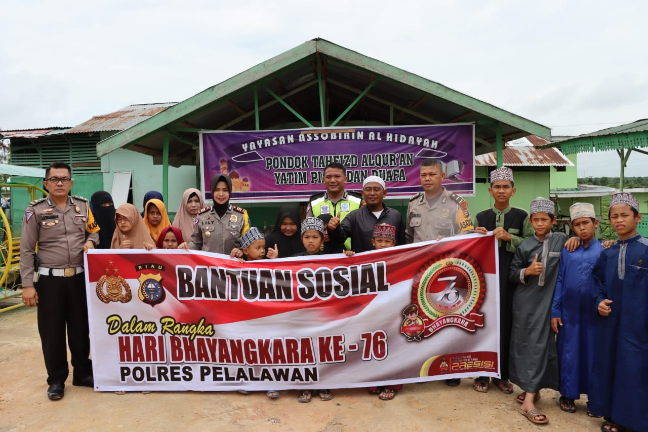 Polres Pelalawan Bagikan 800 Paket Sembako Ke Panti Asuhan dan Masyarakat