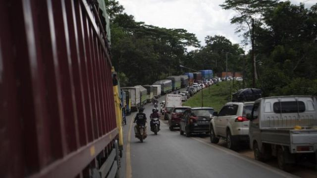 Jalur Medan-Berastagi Macet Total Terhalang Beton Tumbang Timpa Truk