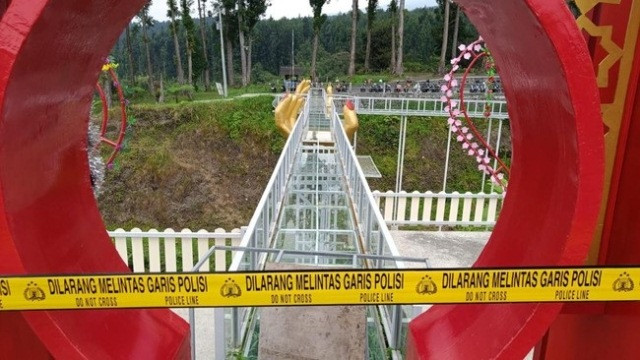 jembatan-kaca-the-geong-hutan-pinus-limpakuwus-banyumas_169.jpg
