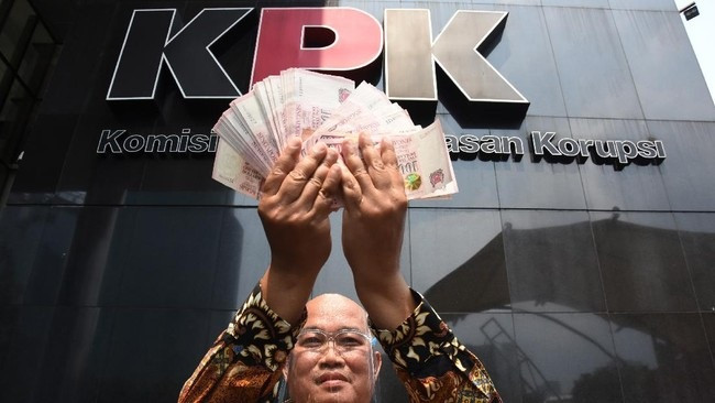maki-serahkan-uang-diduga-suap-ke-kpk_169.jpg
