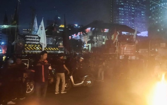 Belum Bubar Demo, Buruh Mulai Rusak Blokade dan Bakar Kayu