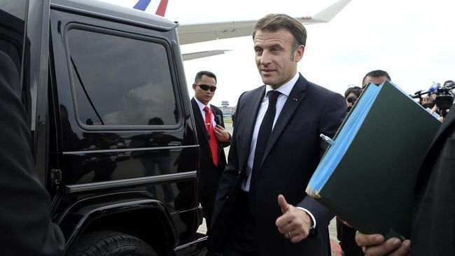 Viral Presiden Prancis Blusukan di Bali sampai Gendong Bayi Warga