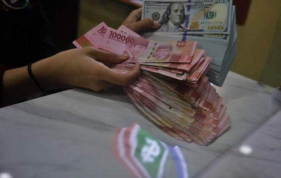 Rupiah Tertekan ke Rp15.645 Karena Imbal Hasil Obligasi AS Naik