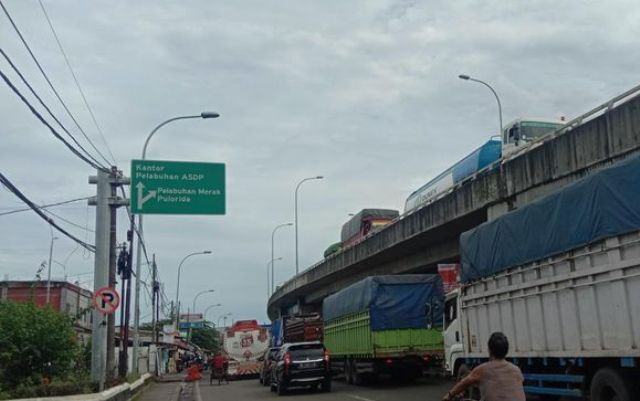 Pelabuhan Merak Padat dan Macet, Pemudik Curhat Lama Baru Naik Kapal