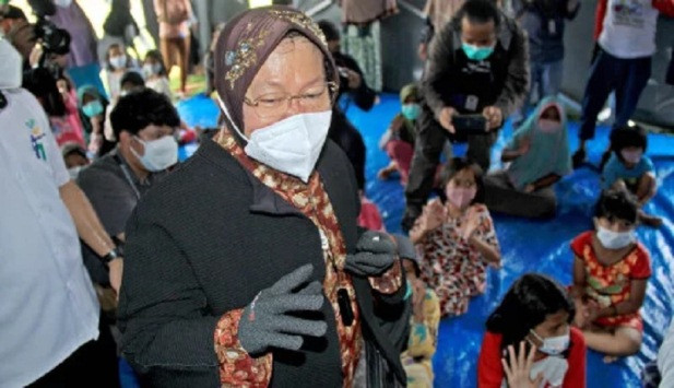 Hari Ini Risma Kembali Tinjau Korban Banjir NTT