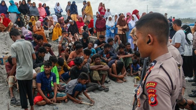pengungsi-rohingya-terdampar-di-aceh-7_169.jpg