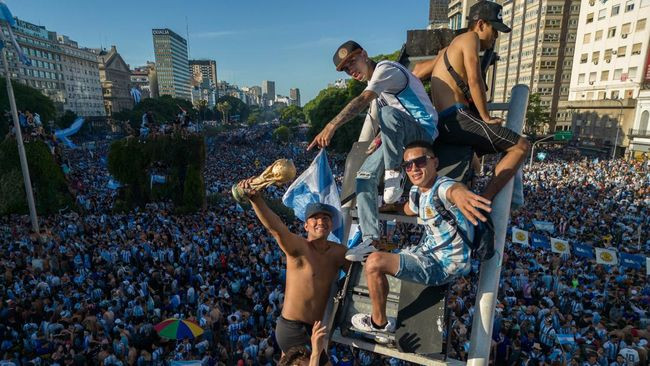 Warga Argentina Pesta Baca artikel CNN Indonesia Warga Argentina Pesta Juara Piala Dunia saat Krisi