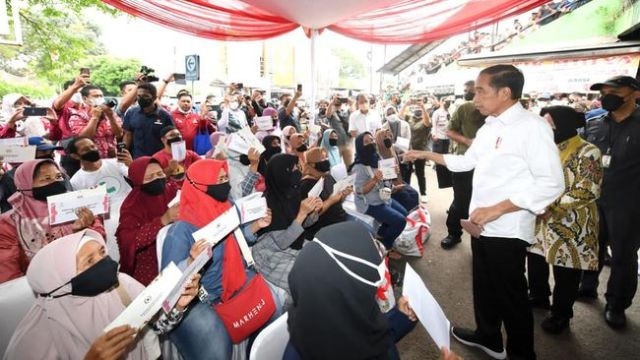 BLT Minyak Goreng Disalurkan ke Pasar Cibinong dan Pasar Gunung Batu