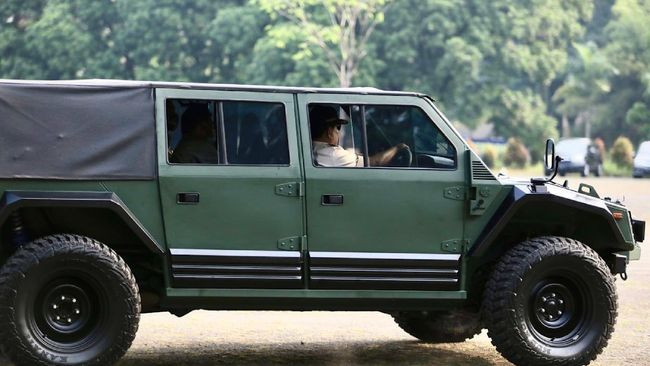 Momen Prabowo Sopiri Jokowi Naik Rantis Maung