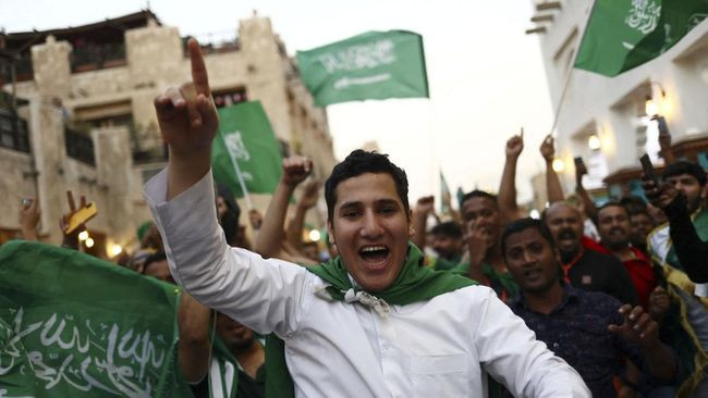 rakyat-arab-saudi-rayakan-kemenangan-bersejarah-atas-argentina-7_169.jpg