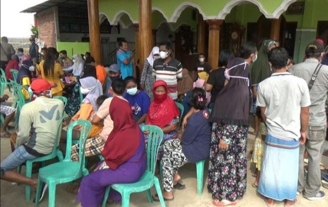 Ratusan Warga Kendal Berebut Vaksin Demi Dapat Minyak Goreng Gratis