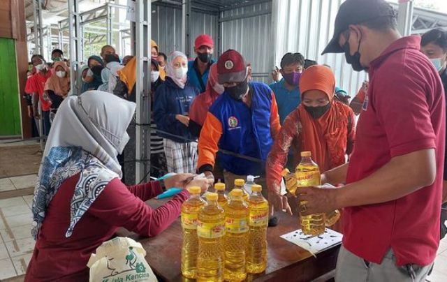 ribuan-liter-minyak-goreng-ludes-diserbu-warga-kendal-2_169.jpg