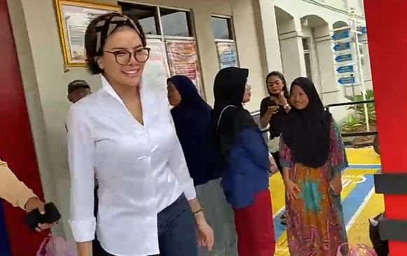 Nikita Mirzani Sakit Punggung Usai Tidur Pakai Matras Tipis di Rutan
