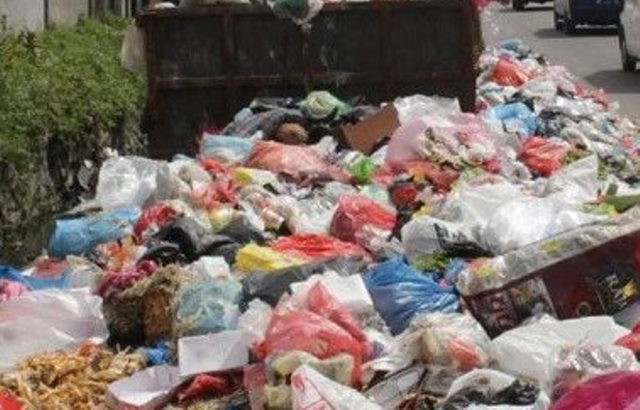 tumpukan-sampah-di-pekanbaru-700x375.jpg