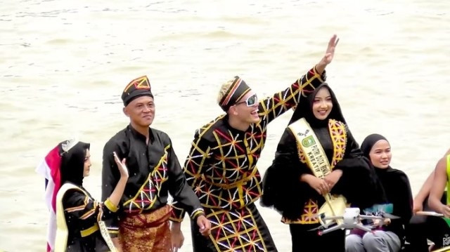 youtuber-malaysia-aishar-khalid-ikut-meramaikan-defile-pacu-jalur-1755685591355_169.jpg