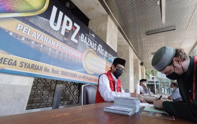 Kemenag Minta Warga Tak Bagi Zakat Secara Massal